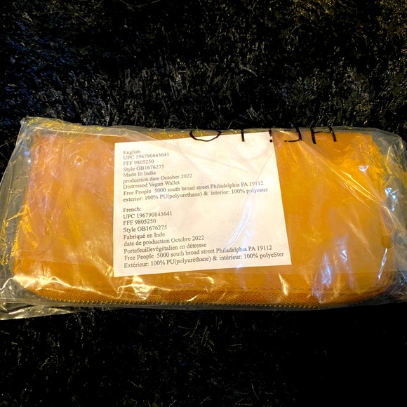 FREE PEOPLE- vegan leather wallet - Picture 3 of 6